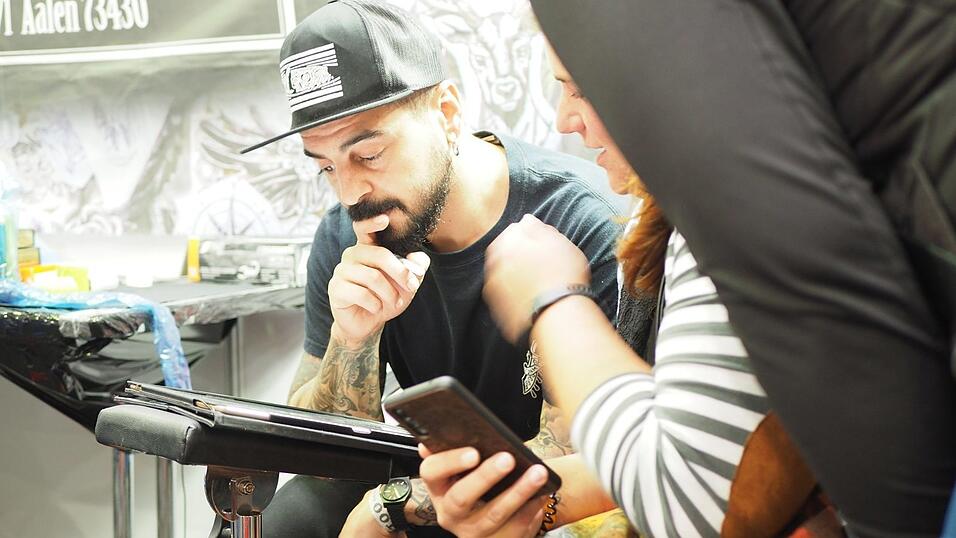 Rund 40 Aussteller und etwa 90 Tattoo-Künstler sind auf der Tattoo Convention in Straubing vertreten. Rund 40 Aussteller und etwa 90 Tattoo-Künstler sind auf der Tattoo Convention in Straubing vertreten.