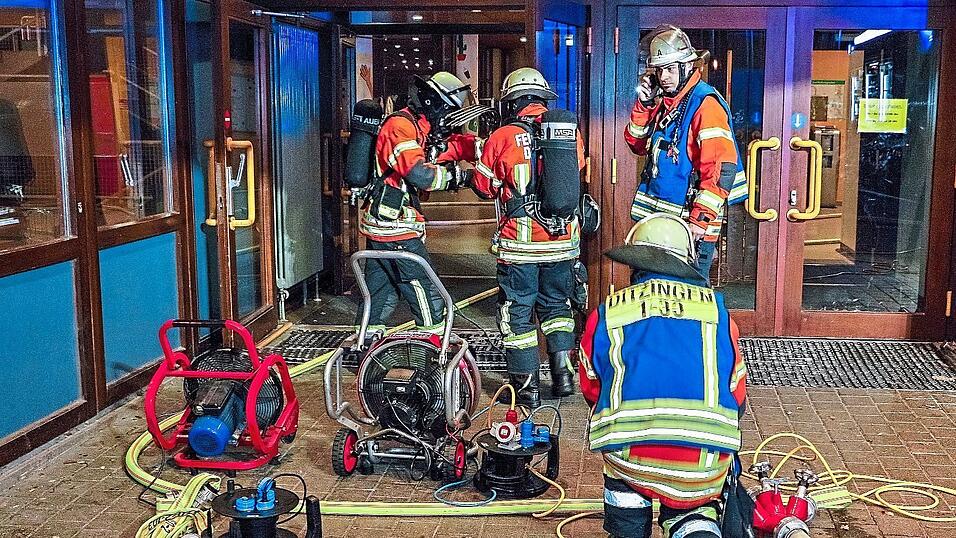 Feuerwehrleute waren am Dienstagvormittag wegen eines Brandes im Gymnasium Dorfen im Einsatz.