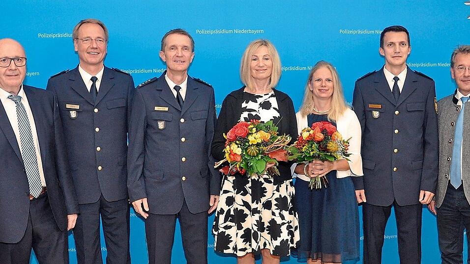 (v.li.) Landrat Martin Neumeyer, Polizeivizepräsident Manfred Jahn, EPHK Erich Banczyk, Eva Banczyk, Cornelia Vormittag, Polizeirat Manfred Vormittag und Bürgermeister Horst Hartmann. (v.li.) Landrat Martin Neumeyer, Polizeivizepräsident Manfred Jahn, EPHK Erich Banczyk, Eva Banczyk, Cornelia Vormittag, Polizeirat Manfred Vormittag und Bürgermeister Horst Hartmann.