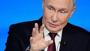 &bdquo;Wir haben den Krieg nicht begonnen&ldquo;, behauptet der Kremlchef w&auml;hrend seiner j&auml;hrlichen Pressekonferenz kurz vor dem Jahresende.