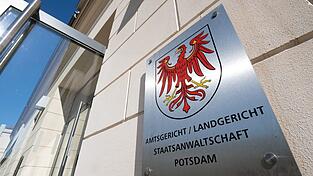 Das Landgericht Potsdam befasst sich mit der Anklage gegen einen Kinderarzt wegen Straftaten gegen die sexuelle Selbstbestimmung. Es geht um 130 Fälle und mehr als 70 Betroffene. (Symbolbild) Das Landgericht Potsdam befasst sich mit der Anklage gegen einen Kinderarzt wegen Straftaten gegen die sexuelle Selbstbestimmung. Es geht um 130 Fälle und mehr als 70 Betroffene. (Symbolbild)