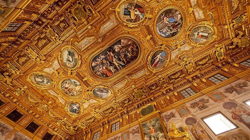 Mit dem Goldenen Saal zeigte die einstige Reichsstadt ihre Macht. Mit dem Goldenen Saal zeigte die einstige Reichsstadt ihre Macht.