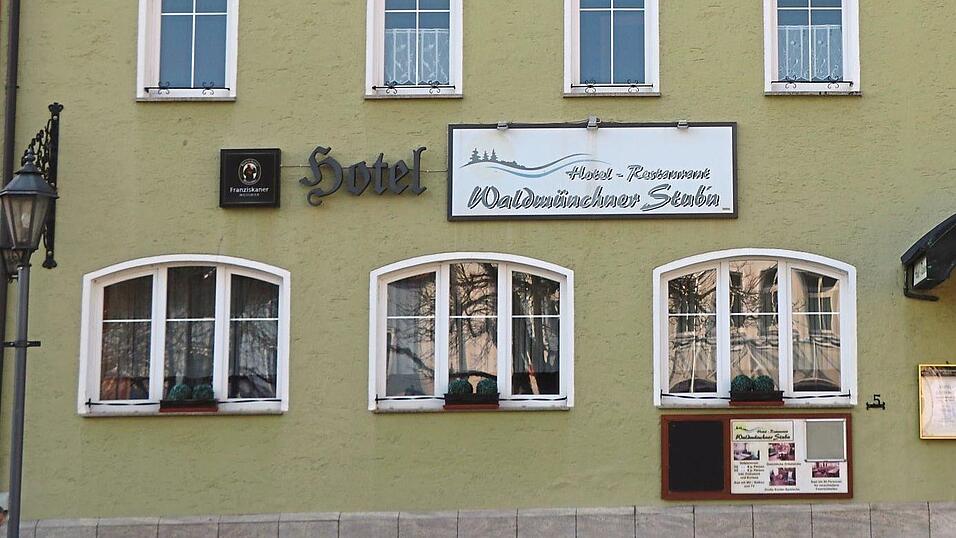 Läuft alles nach Plan, dann könnten im ehemaligen Hotel Schmidbräu am Marktplatz neue Wohnformen für Senioren entstehen. Läuft alles nach Plan, dann könnten im ehemaligen Hotel Schmidbräu am Marktplatz neue Wohnformen für Senioren entstehen.
