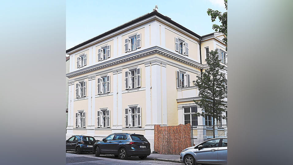 1895 erbaut, hat das herrschaftliche Anwesen inzwischen den Besitzer gewechselt und wurde umfassend saniert. 1895 erbaut, hat das herrschaftliche Anwesen inzwischen den Besitzer gewechselt und wurde umfassend saniert.