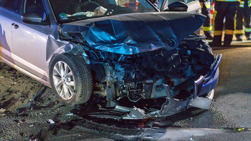 Die beiden Autos krachten mitten auf einer Kreuzung ineinander. Die beiden Autos krachten mitten auf einer Kreuzung ineinander.