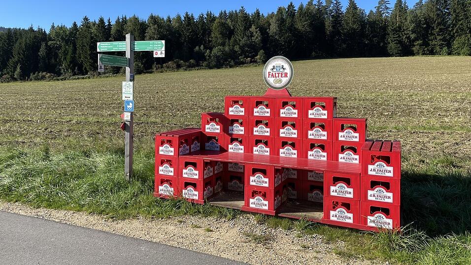 Die Bierkistlbank &ndash; von weitem als roter Fleck zu sehen &ndash; steht neben der Hauptstra&szlig;e, kurz vor dem Bodenmaiser Kreisverkehr.
