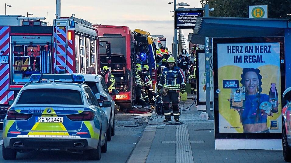 Auf der Nibelungenbrücke wimmelte es nach dem schweren Busunfall von Einsatzkräften und Fahrzeugen.