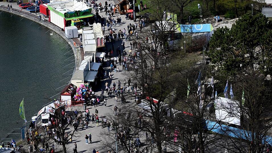 Das Osterfest im Olympiapark mit Buden, Clownshows und Bastelevents lockte Hunderte kleine und große Besucher an. Das Osterfest im Olympiapark mit Buden, Clownshows und Bastelevents lockte Hunderte kleine und große Besucher an.