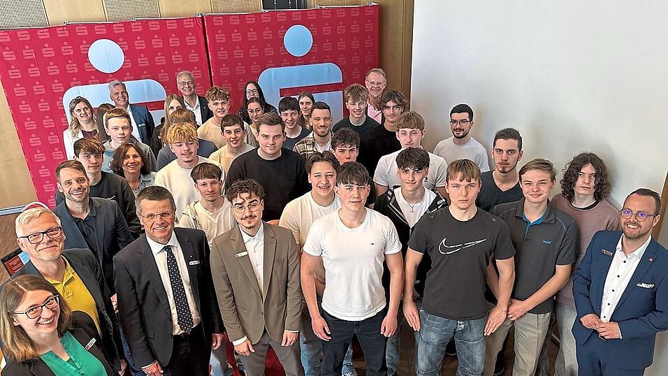 Die Siegerteams des Planspiel B&ouml;rse 2025: Mit dabei einige Schulleiter und Lehrkr&auml;fte der beteiligten Schulen sowie Vertreter der Kreissparkasse Kelheim.