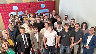 Die Siegerteams des Planspiel B&ouml;rse 2025: Mit dabei einige Schulleiter und Lehrkr&auml;fte der beteiligten Schulen sowie Vertreter der Kreissparkasse Kelheim.