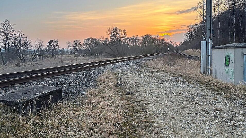 Die Asphaltschicht des Radwegs ist verschwunden. Der Pfad ist r&uuml;ckgebaut und zur Sackgasse geworden. Radfahrer und Fu&szlig;g&auml;nger k&ouml;nnen ganz bequem ein paar Meter weiter die Unterf&uuml;hrung nutzen.