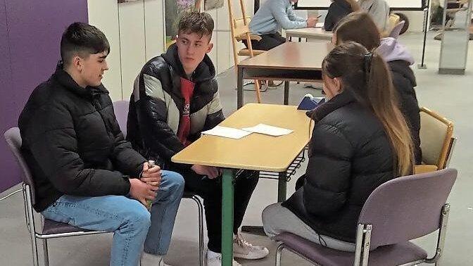 In Gruppen bearbeiteten die Jugendlichen die verschiedenen Themen. In Gruppen bearbeiteten die Jugendlichen die verschiedenen Themen.