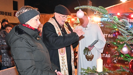 Bürgermeisterin Birgit Gatz, Pfarrer Winfried Gabrüsch und Wortgottesdienstleiter Klaus Simon beim Entzünden der Kerze.