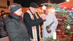 Bürgermeisterin Birgit Gatz, Pfarrer Winfried Gabrüsch und Wortgottesdienstleiter Klaus Simon beim Entzünden der Kerze. Bürgermeisterin Birgit Gatz, Pfarrer Winfried Gabrüsch und Wortgottesdienstleiter Klaus Simon beim Entzünden der Kerze.