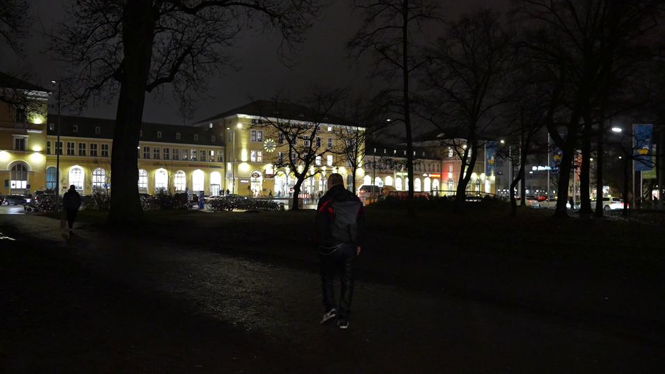 &bdquo;Bitterb&ouml;se kalt&ldquo;: F&uuml;r Obdachlose ist der Winter nicht nur unangenehm, sondern gef&auml;hrlich. An Hotspots, wo sich Obdachlose sonst oft sammeln, wie im Park um das Peterskirchlein am Regensburger Hauptbahnhof, ist es im Winter leerer.