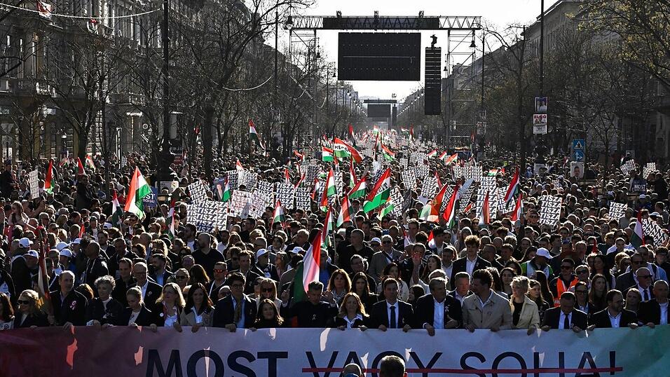Menschen in riesiger Zahl folgten dem Aufruf von Oppositionsf&uuml;hrer Peter Maygar zu einem &laquo;Nationalen Marsch f&uuml;r die Systemwende&raquo;.