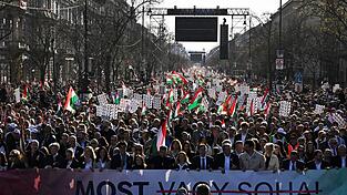 Menschen in riesiger Zahl folgten dem Aufruf von Oppositionsf&uuml;hrer Peter Maygar zu einem &laquo;Nationalen Marsch f&uuml;r die Systemwende&raquo;.