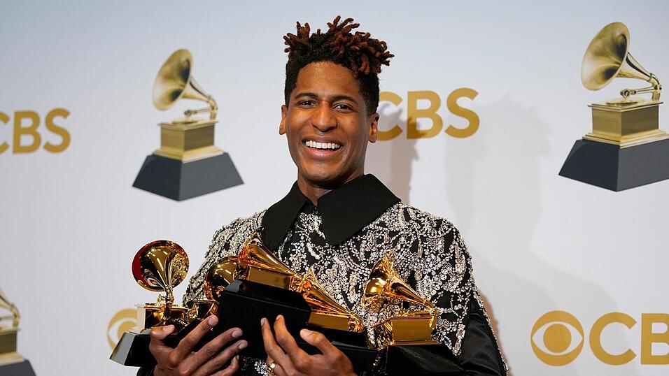 Der Mann des Abends: Jon Batiste durfte gleich f&uuml;nf Grammys mit nach Hause nehmen. Sein Album 'We Are' wurde auch mit dem Hauptpreis f&uuml;r das 'Album des Jahres' geehrt.
