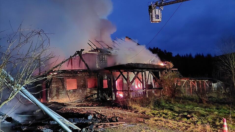 Um 5.42 Uhr wurde der Alarm ausgelöst. Das Wohnhaus in Birkhof stand beim Eintreffen der Einsatzkräfte bereits in Vollbrand. Die Feuerwehren ließen das Gebäude kontrolliert abbrennen. Um 5.42 Uhr wurde der Alarm ausgelöst. Das Wohnhaus in Birkhof stand beim Eintreffen der Einsatzkräfte bereits in Vollbrand. Die Feuerwehren ließen das Gebäude kontrolliert abbrennen.
