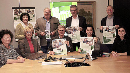 Landrat Bernd Sibler und das „mach mit“-Team (sitzend v.l. Lisa Simböck, Jutta Staudinger, Petra Schwankl und Melissa Schön) stellten im Beisein der Seniorenbeauftragten Uschi Mittermüller (Hengersberg) und Max Thoma (Landkreis Deggendorf) sowie (stehend v. l.) der Bürgermeister Hans Schmalhofer (Plattling) und Thomas Etschmann (Osterhofen) das geplante Angebot „Seniorensprechstunde - Die Hilfe im digitalen Alltag“ vor.