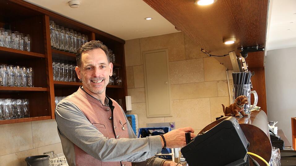 Anton Sperger am Ausschank im Spitalgarten.