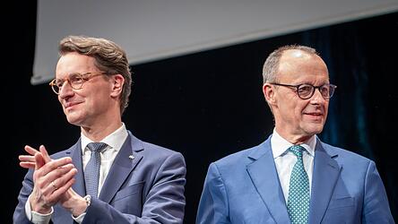 NRW-Ministerpräsident Hendrik Wüst (l.) gehört zu den beliebtesten Politikern im Land. Kanzler Friedrich Merz hingegen rangiert ganz hinten, er kommt nicht aus dem Umfrage-Keller. NRW-Ministerpräsident Hendrik Wüst (l.) gehört zu den beliebtesten Politikern im Land. Kanzler Friedrich Merz hingegen rangiert ganz hinten, er kommt nicht aus dem Umfrage-Keller.
