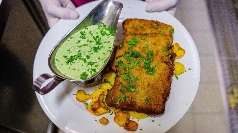 Ein veganes 'Frankfurter Schnitzel' mit veganer 'Grüner Soße'. Das Eichkatzerl, eines der ältesten Apfelweinlokale in Sachsenhausen, bietet das Frankfurter Schnitzel als vegane Variante an. Ein veganes 'Frankfurter Schnitzel' mit veganer 'Grüner Soße'. Das Eichkatzerl, eines der ältesten Apfelweinlokale in Sachsenhausen, bietet das Frankfurter Schnitzel als vegane Variante an.