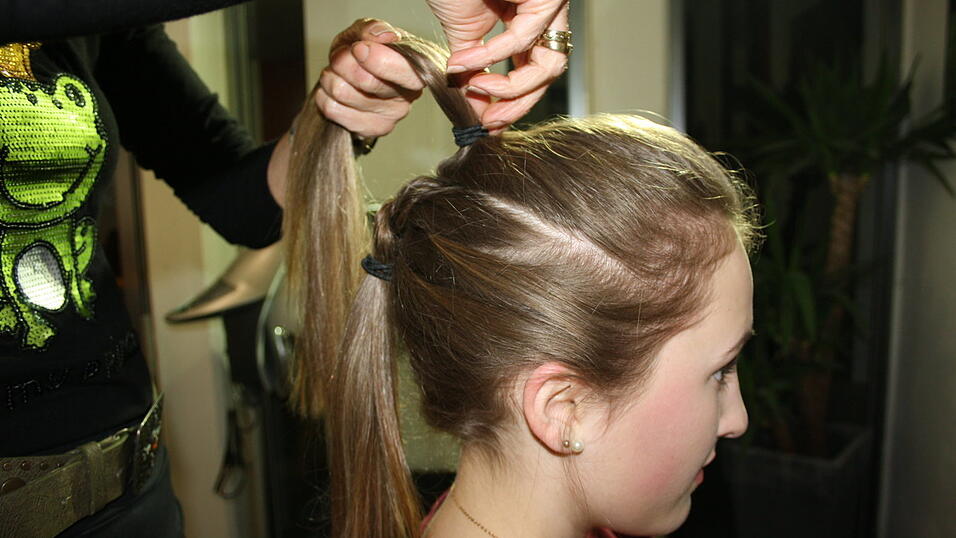 Schritt 3: Den oberen Haargummi vorsichtig abziehen. Schritt 3: Den oberen Haargummi vorsichtig abziehen.