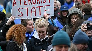 Zahlreiche Menschen nehmen anl&auml;sslich des vierten Jahrestags des russischen Angriffs auf die Ukraine an einer Kundgebung auf dem Marienplatz teil.