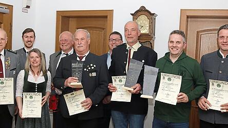 Urkunden und Pokale gab es f&uuml;r die besten Einzelsch&uuml;tzen der Mainburger Stadtmeisterschaft. Den Mannschaftstitel holten sich die Bodomar-Sch&uuml;tzen aus Puttenhausen.