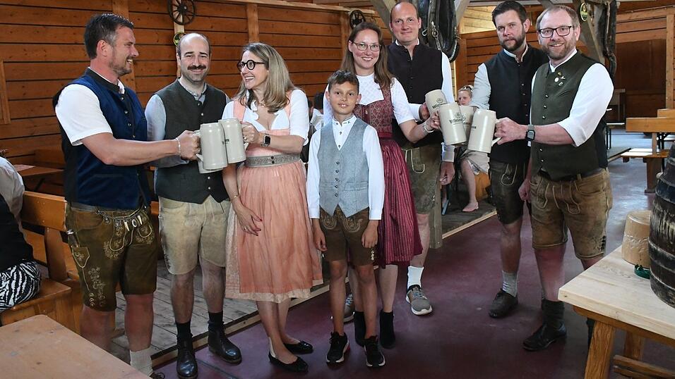 Ansto&szlig;en auf ein gutes Gelingen des diesj&auml;hrigen Volksfestes (von links): Dritter B&uuml;rgermeister Sebastian Haider, Adrian Kell, gesch&auml;ftsf&uuml;hrender Gesellschafter der Brauerei C. Wittmann, B&uuml;rgermeisterin Sibylle Entwistle, die Festwirte Ramona und Thomas Reisinger mit Sohn Jakob, Brauereivertreter Michael Kleebauer und Braumeister Stefan Blieninger.