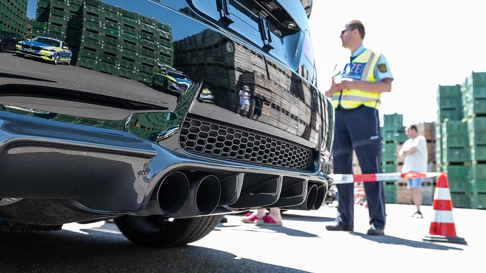 Bei einer Kontrolle k&ouml;nnen Polizisten nachweisen, ob das Fahrzeug zu tief gelegt wurde.