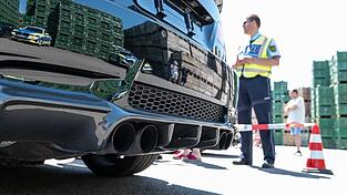Bei einer Kontrolle k&ouml;nnen Polizisten nachweisen, ob das Fahrzeug zu tief gelegt wurde.