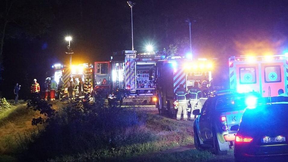 Ein Gro&szlig;aufgebot an Rettungskr&auml;ften r&uuml;ckte zur Ungl&uuml;cksstelle aus. Vier Feuerwehren waren vor Ort.