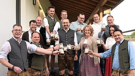 Der Volksfestausschuss mit Johannes Rauchenecker von der Hohenthanner Schloßbrauerei sowie Schirmherrin Monika Maier.