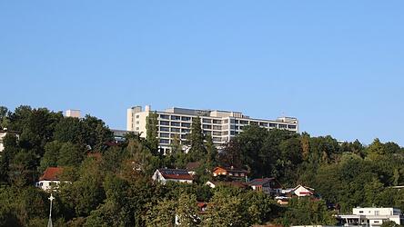 Fälschlicherweise war in einem lokalen Medium berichtet worden, dass es am Klinikum erst mal keine ambulante Chemotherapie gebe. Richtig ist: Die ambulante Onkologie im MVZ war ab Ende August infolge eines personellen Engpasses vorübergehend geschlossen. Ab 1. Oktober können aber wieder Chemotherapie-Patienten behandelt werden. Fälschlicherweise war in einem lokalen Medium berichtet worden, dass es am Klinikum erst mal keine ambulante Chemotherapie gebe. Richtig ist: Die ambulante Onkologie im MVZ war ab Ende August infolge eines personellen Engpasses vorübergehend geschlossen. Ab 1. Oktober können aber wieder Chemotherapie-Patienten behandelt werden.