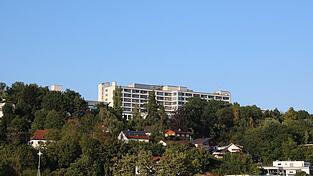 Fälschlicherweise war in einem lokalen Medium berichtet worden, dass es am Klinikum erst mal keine ambulante Chemotherapie gebe. Richtig ist: Die ambulante Onkologie im MVZ war ab Ende August infolge eines personellen Engpasses vorübergehend geschlossen. Ab 1. Oktober können aber wieder Chemotherapie-Patienten behandelt werden. Fälschlicherweise war in einem lokalen Medium berichtet worden, dass es am Klinikum erst mal keine ambulante Chemotherapie gebe. Richtig ist: Die ambulante Onkologie im MVZ war ab Ende August infolge eines personellen Engpasses vorübergehend geschlossen. Ab 1. Oktober können aber wieder Chemotherapie-Patienten behandelt werden.