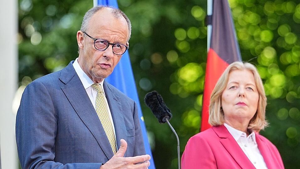 Bundeskanzler Friedrich Merz weist Vorwürfe zurück, seine Partei habe Bundesarbeitsministerin Bärbel Bas trotz ihrer persönlichen Situation nicht ausreichend Rücksicht entgegengebracht. Bundeskanzler Friedrich Merz weist Vorwürfe zurück, seine Partei habe Bundesarbeitsministerin Bärbel Bas trotz ihrer persönlichen Situation nicht ausreichend Rücksicht entgegengebracht.