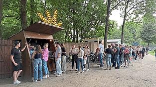 Großer Andrang beim Cinema Paradiso. Nicht alle kommen rein.