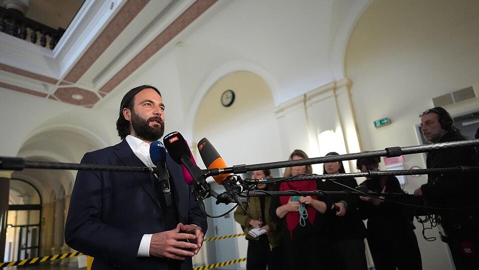 Blocks Verteidiger Ingo Bott gibt vor der Presse ein Statement ab.