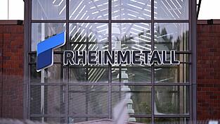 Rheinmetall-Logo an einem Werkstor. Rheinmetall-Logo an einem Werkstor.