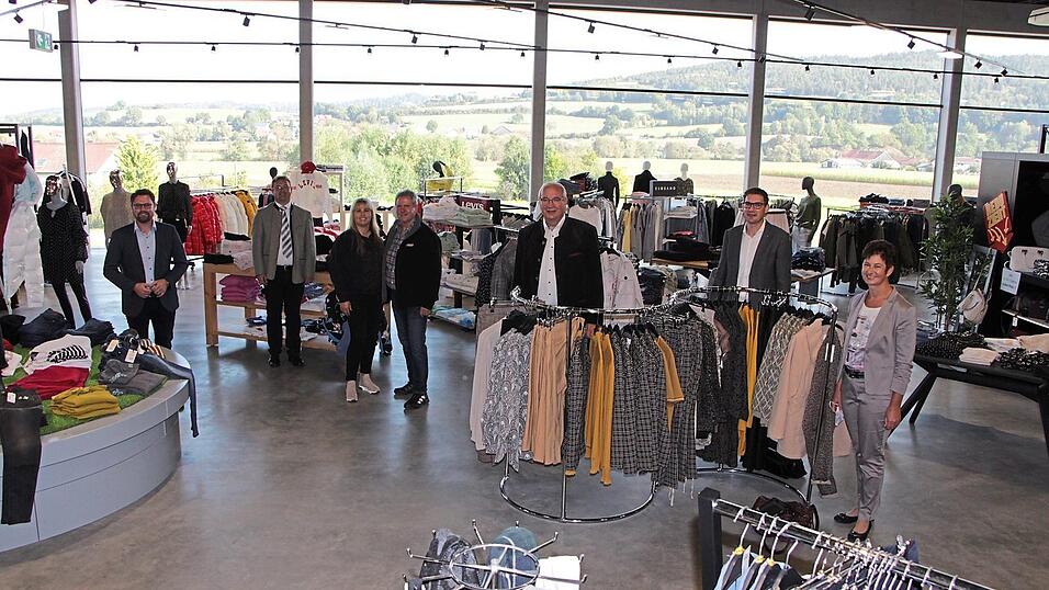 Jeans-Welt über dem Regental: Das Ehepaar Dieter und Beate Hielscher (Mitte) zusammen mit MdL Dr. Gerhard Hopp und Bürgermeister Stefan Baumgartner (links) sowie Landrat Franz Löffler, Tobias Galli und Isabella Bauer. Jeans-Welt über dem Regental: Das Ehepaar Dieter und Beate Hielscher (Mitte) zusammen mit MdL Dr. Gerhard Hopp und Bürgermeister Stefan Baumgartner (links) sowie Landrat Franz Löffler, Tobias Galli und Isabella Bauer.