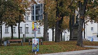 Die Wahlplakate am Stadtgraben sind teilweise beschädigt.