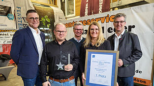 Der Mooser B&uuml;rgermeister Alexander Zacher (l.) konnte zusammen mit Landrat Bernd Sibler (M.) und Plattlings B&uuml;rgermeister Hans Schmalhofer (r.) Daniel Eder (2. v. l.) und Andrea Eder (2.v.r.) vor Kurzem zum Gewinn des Awards 'Firma des Jahres 2024' gratulieren.