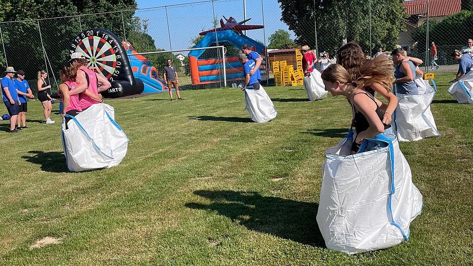 Das Pärchensackhüpfen war eine der diesjährigen Disziplinen. Das Pärchensackhüpfen war eine der diesjährigen Disziplinen.