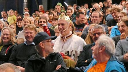 König Franziskus nimmt im Publikum Platz.