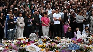 Zahlreiche Trauernde nehmen an einer Mahnwache an einer Gedenkstätte in Bondi Beach in Sydney teil Zahlreiche Trauernde nehmen an einer Mahnwache an einer Gedenkstätte in Bondi Beach in Sydney teil
