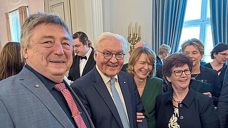 Schnappschuss im Schloss Bellevue: Wolfgang Zirngibl zusammen mit Frank-Walter Steinmeier und dessen Frau Elke B&uuml;denbender (v.l.).
