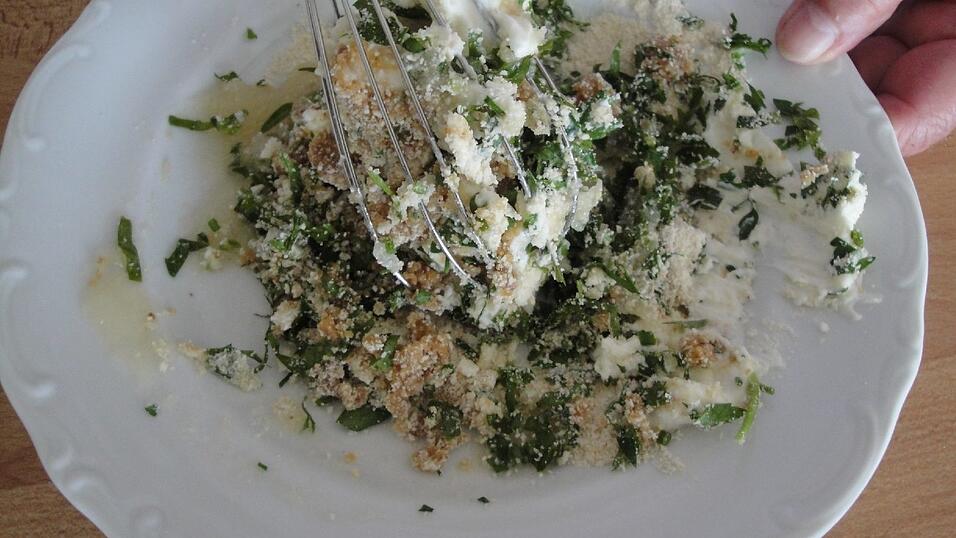 Die Kräuter und die übrigen Zutaten für die Füllung vermengen.