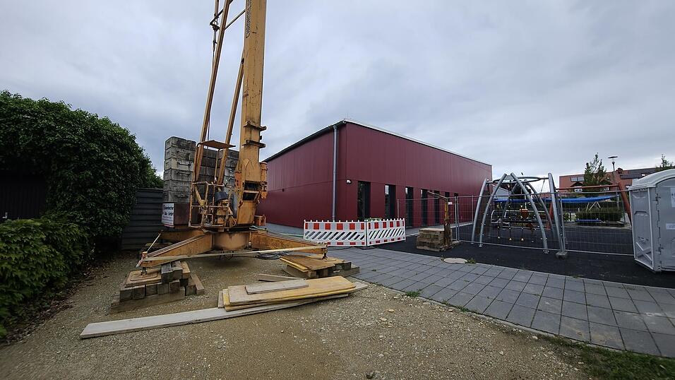 Die Turnhalle Ast im Mai 2024, als die Bodensanierung vom ersten Wasserschaden in vollem Gange war.
